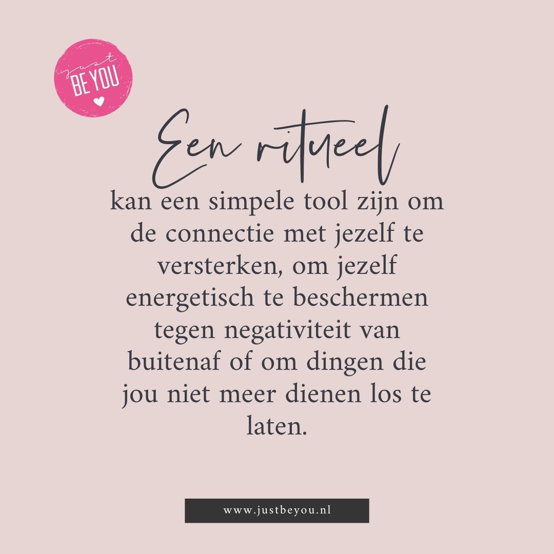 Een ritueel kan een simpele tool zijn om de connectie met jezelf te versterken, om jezelf energetisch te beschermen tegen negativiteit van buitenaf of om dingen die jou niet meer dienen los te laten.